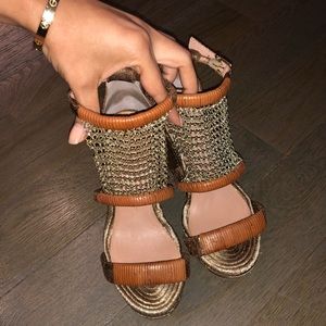 Vine Camuto Delian Gold Chain wedges